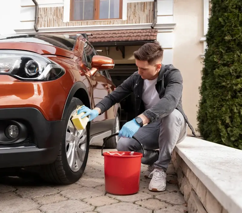Lavage auto à domicile Le Rouret : professionnel intervenant sur un véhicule